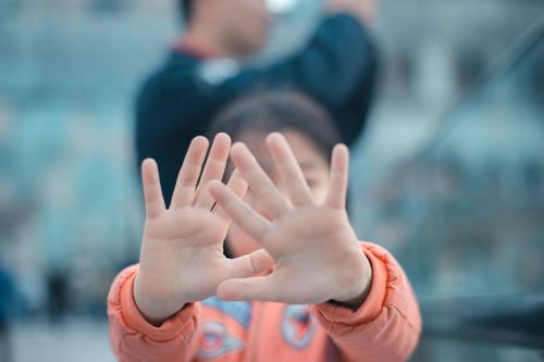 孩子多大会判给男方，孩子抚养费可以用财产抵吗?