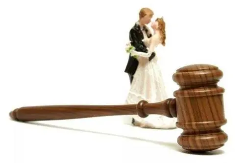老婆出轨可以找对方赔偿犯法吗?